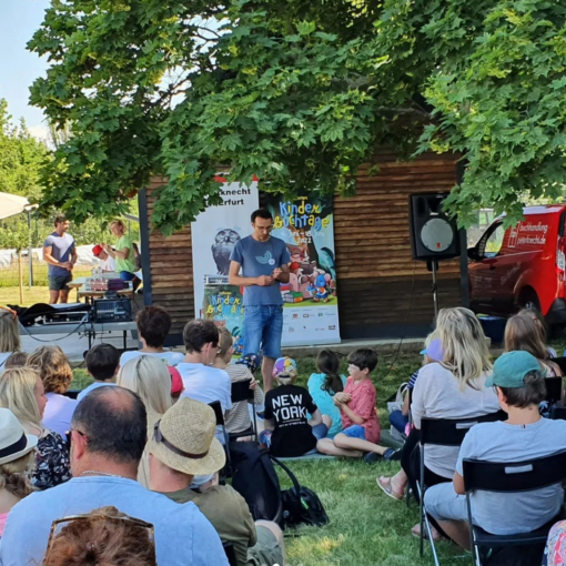 Lesungen: Autor Andreas Langer bei einer Freiluftveranstaltung der Erfurter Kinderbuchtage.